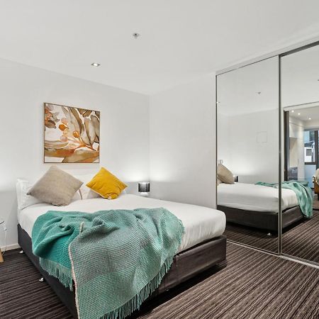 Complete Host Halo Apartments Мельбурн Номер фото